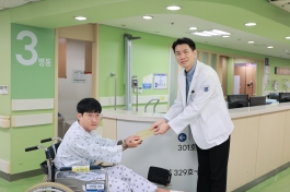 ‘인천 흉기 난동’ 더 큰 참사 막아낸 의인에게 감사로 답하다… 인천사랑병원, 건강검진 상품권 전달